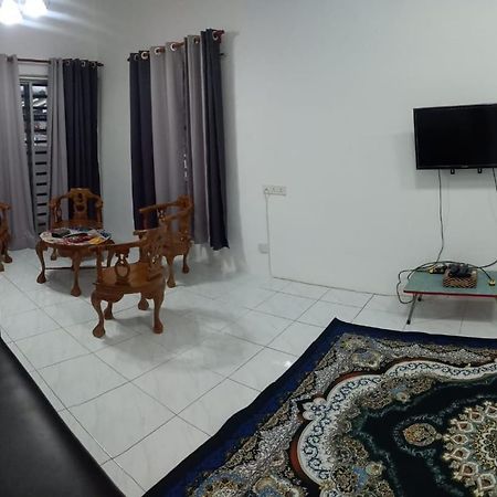 Homestay D'Mama Ifor Muslimi Танджунґ-Малім Екстер'єр фото