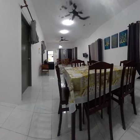 Homestay D'Mama Ifor Muslimi Танджунґ-Малім Екстер'єр фото