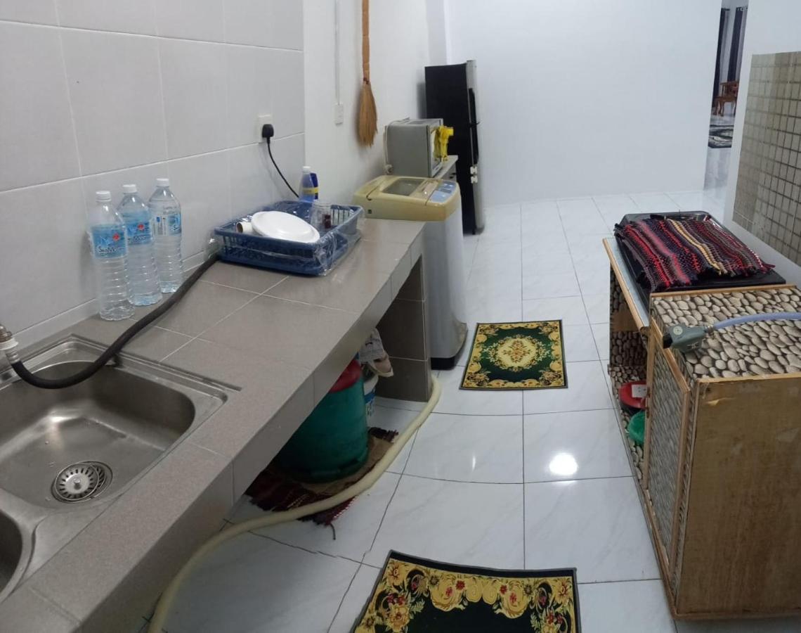 Homestay D'Mama Ifor Muslimi Танджунґ-Малім Екстер'єр фото