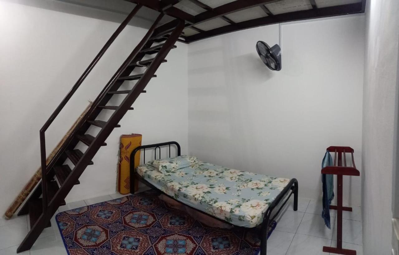 Homestay D'Mama Ifor Muslimi Танджунґ-Малім Екстер'єр фото