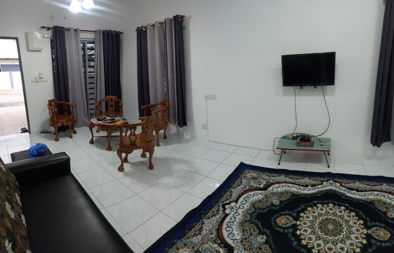 Homestay D'Mama Ifor Muslimi Танджунґ-Малім Екстер'єр фото