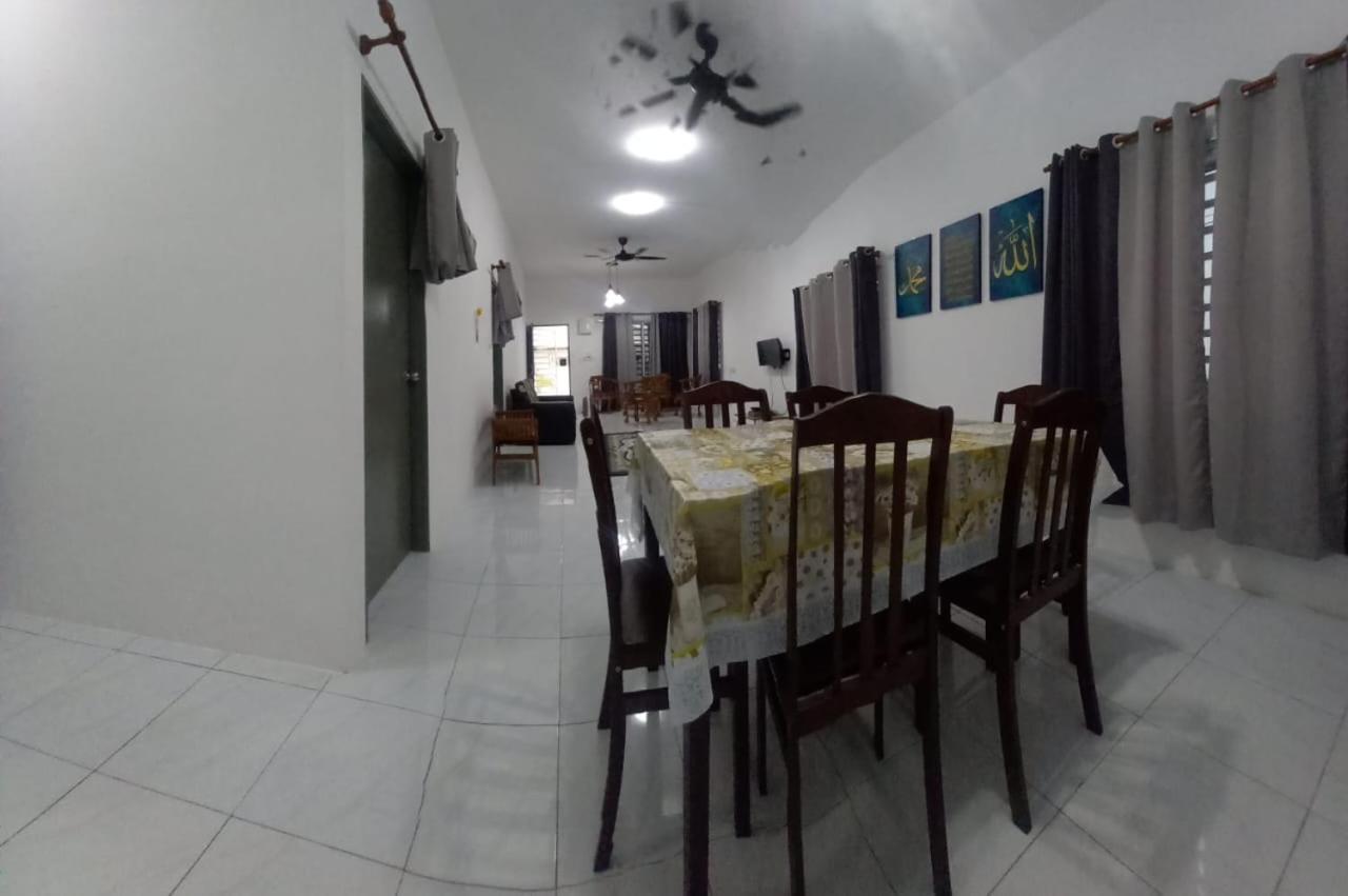 Homestay D'Mama Ifor Muslimi Танджунґ-Малім Екстер'єр фото