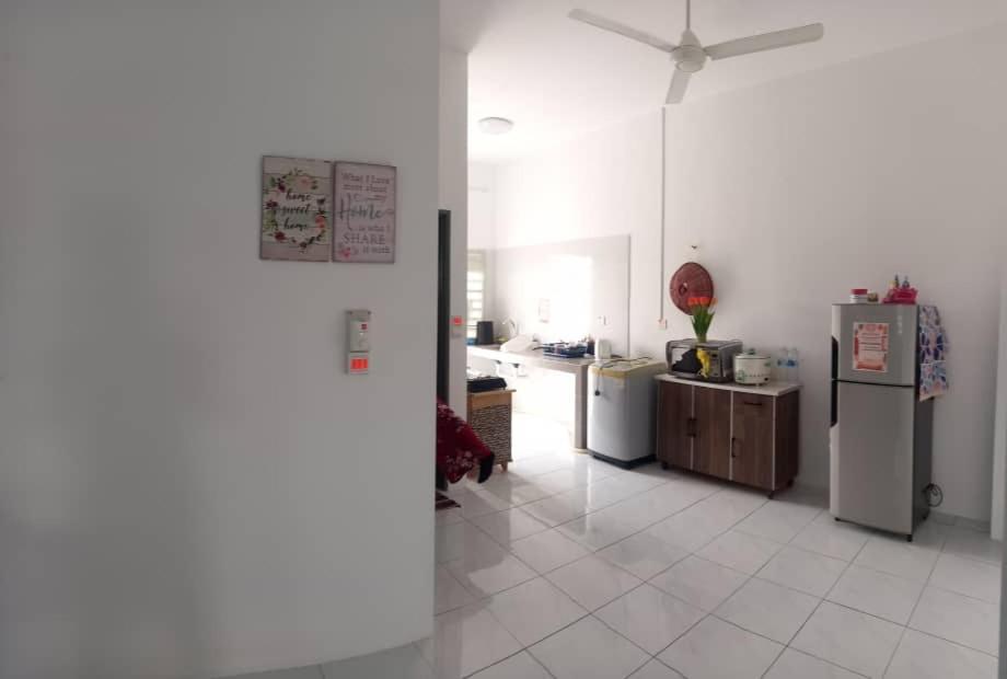 Homestay D'Mama Ifor Muslimi Танджунґ-Малім Екстер'єр фото